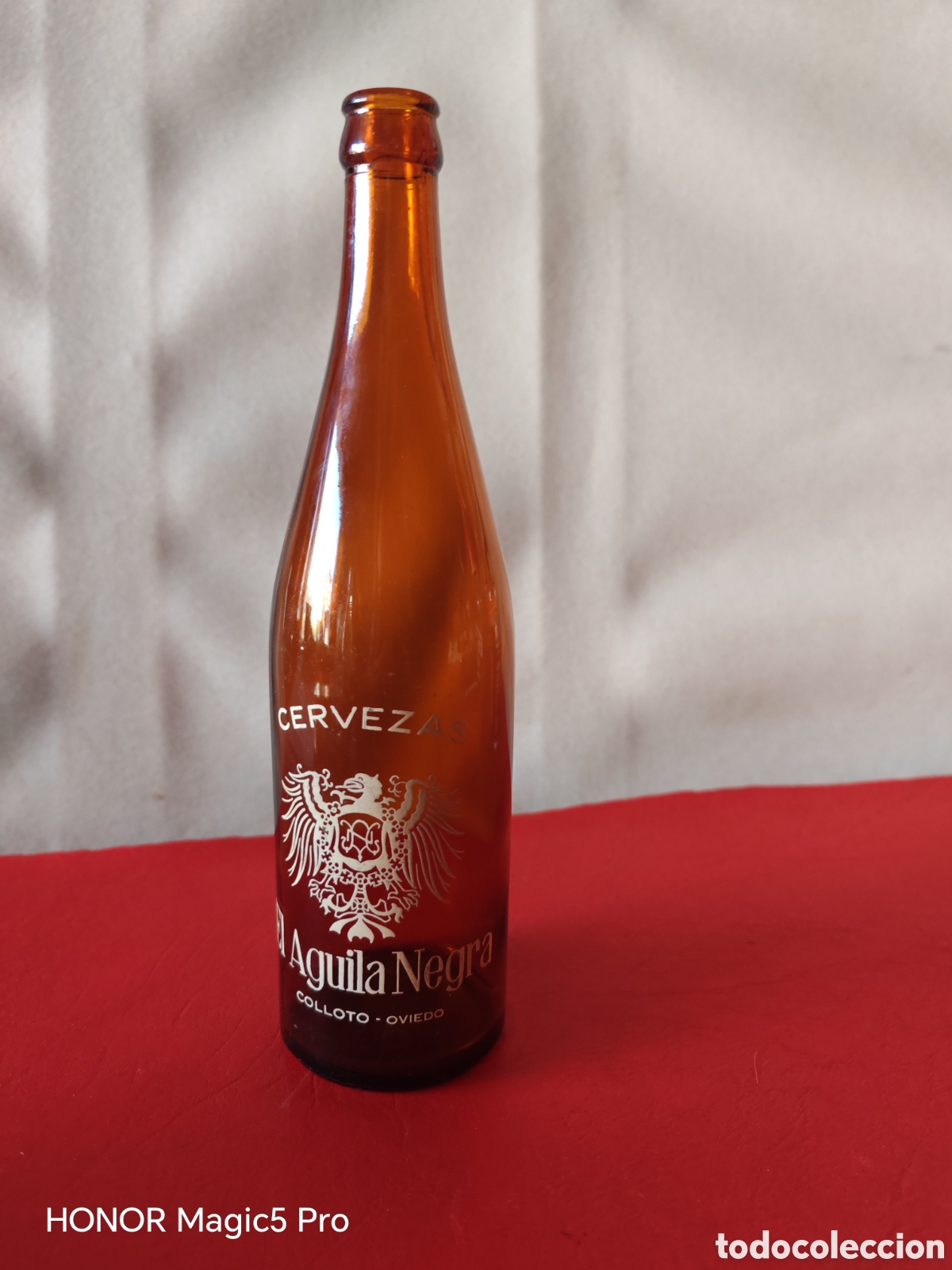 Coleccionismo de cervezas: Antigua botella de cerveza &aacute;guila negra 75 cl