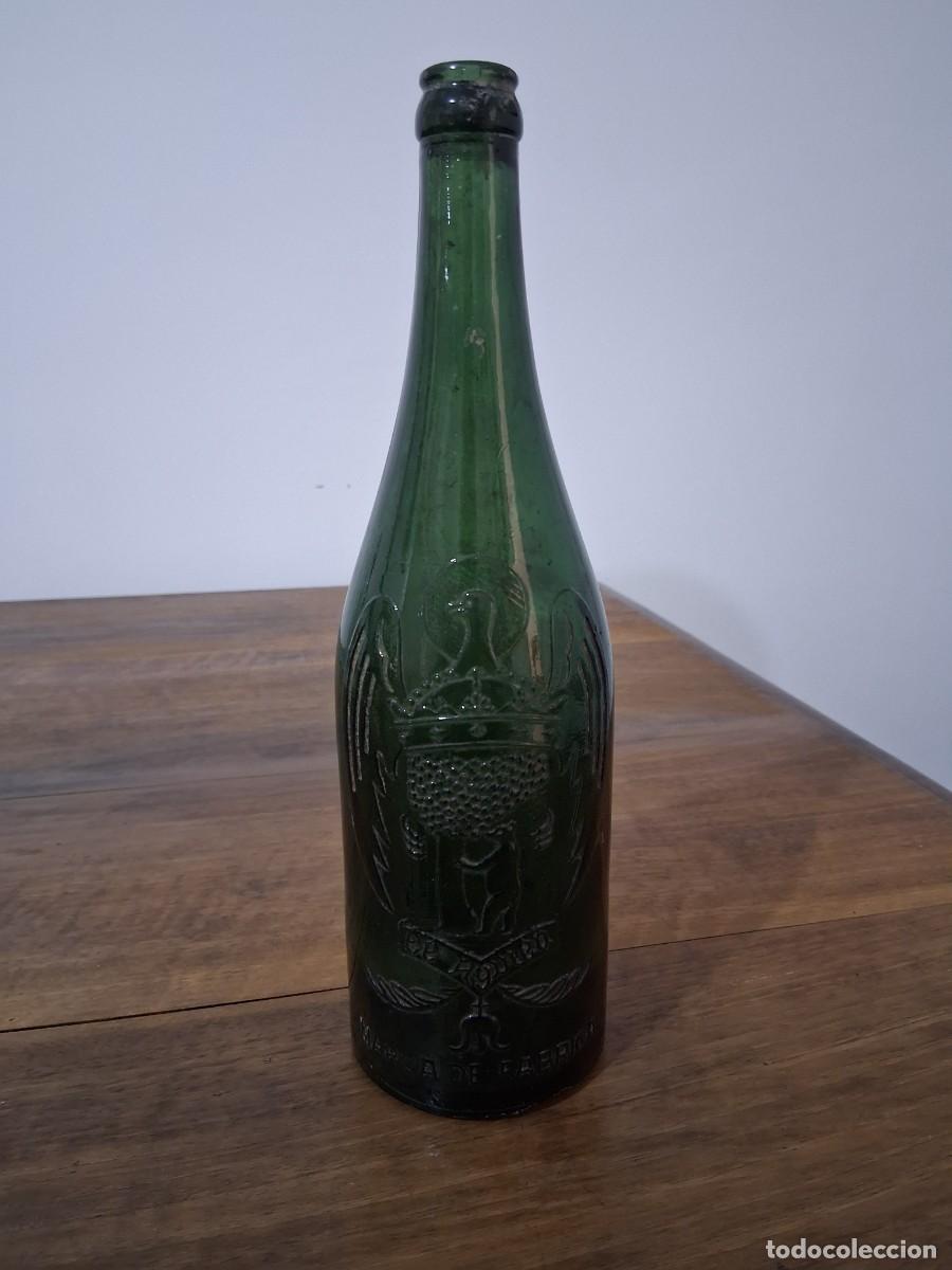 Coleccionismo de cervezas: Botella en relieve de cerveza El aguila 75 cl cristal verde oscuro