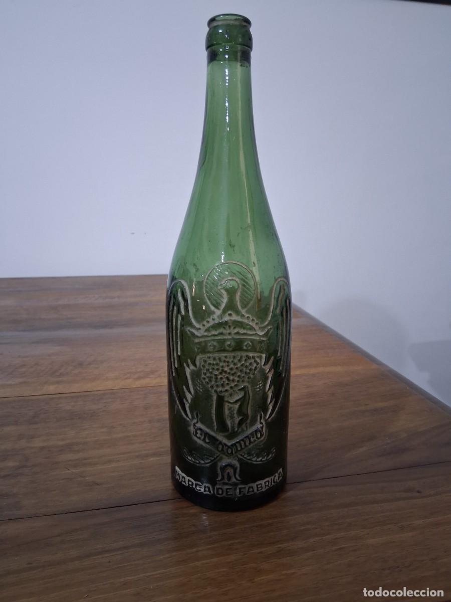 Coleccionismo de cervezas: Botella en relieve de cerveza El aguila 75 cl cristal verde claro