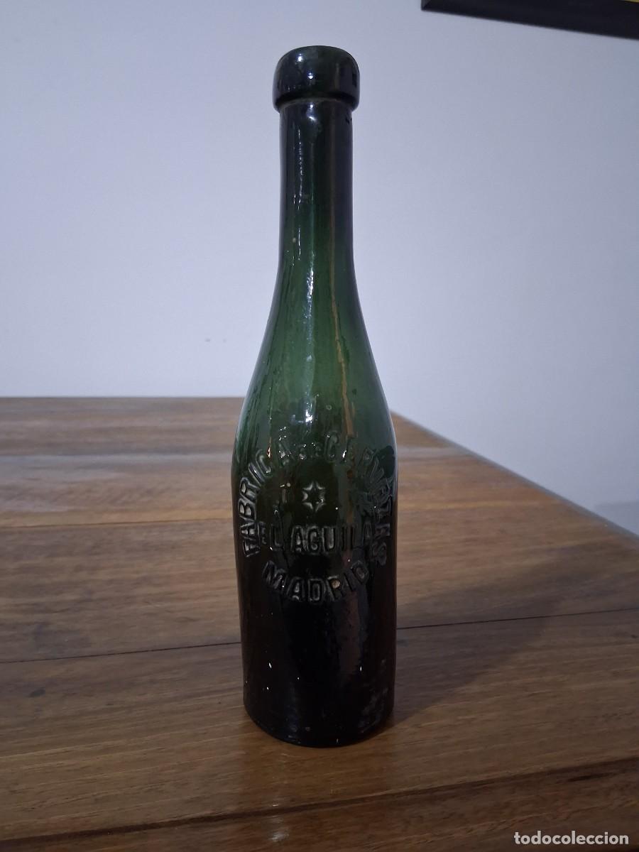 Coleccionismo de cervezas: Botella en relieve cerveza El aguila tercio Madrid