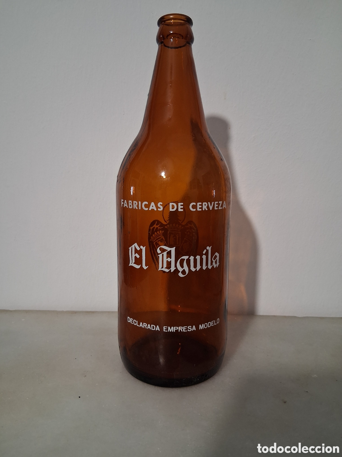 Coleccionismo de cervezas: Botella de cerveza 1 LITRO, fabrica de cervezas el aguila a&ntilde;o 1967