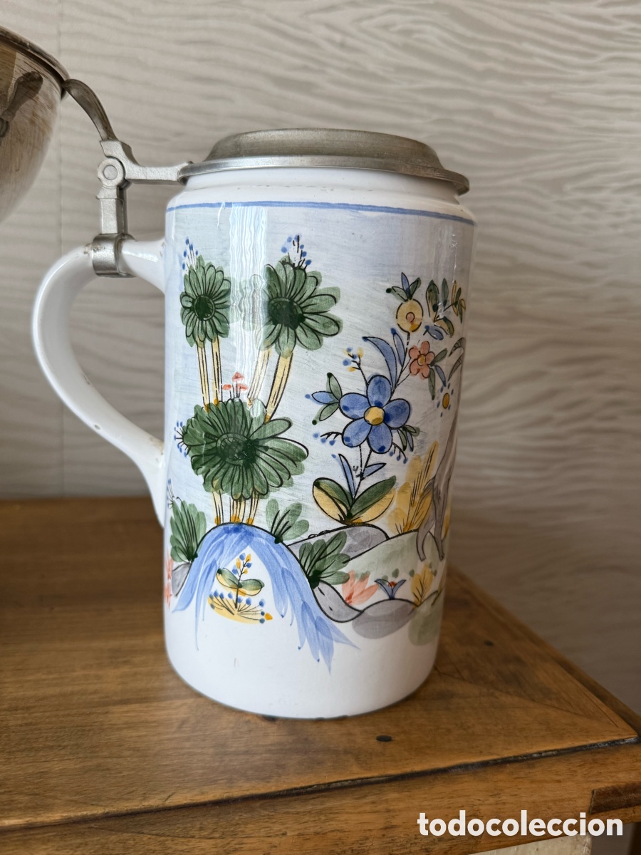 Coleccionismo de cervezas: Antiguo JARRO DE CERVEZA ALEMANA. Loza Pintada con motivos florales y Cabra. Tapa zinc