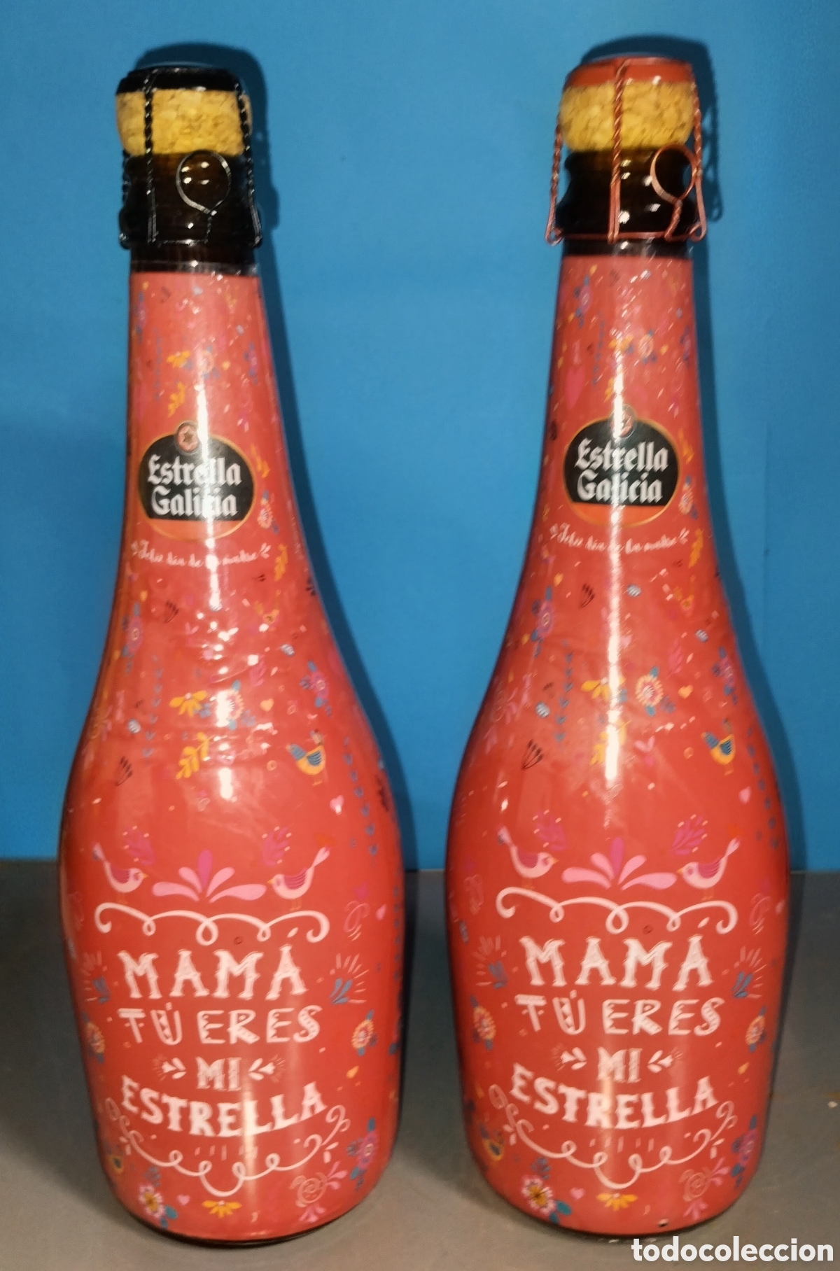 Coleccionismo de cervezas: 2 BOTELLAS de CERVEZA ESTRELLA GALICIA &rdquo;FELIZ D&Iacute;A DE LA MADRE&rdquo; 75cl. &rdquo;MAM&Aacute;&rdquo; tap&oacute;n rojo y tap&oacute;n negro