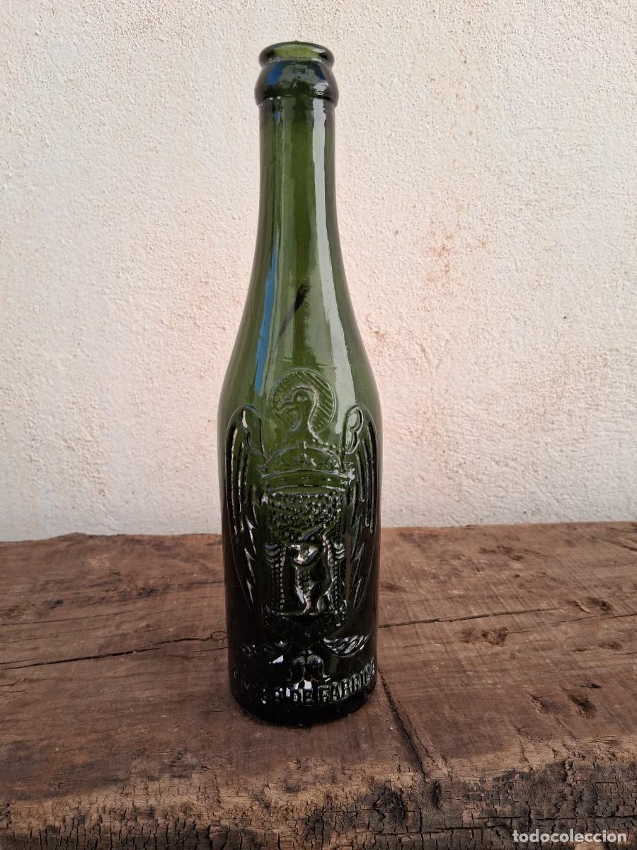 Coleccionismo de cervezas: Antigua botella de cerveza tercio El aguila letras en relieve