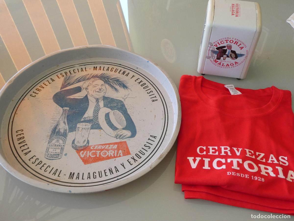 Colecionismo de cervejas: SET CERVEZA VICTORIA M&Aacute;LAGA. BANDEJA CAMARERO + SERVILLERERO + CAMISETA TALLA M. 730GR