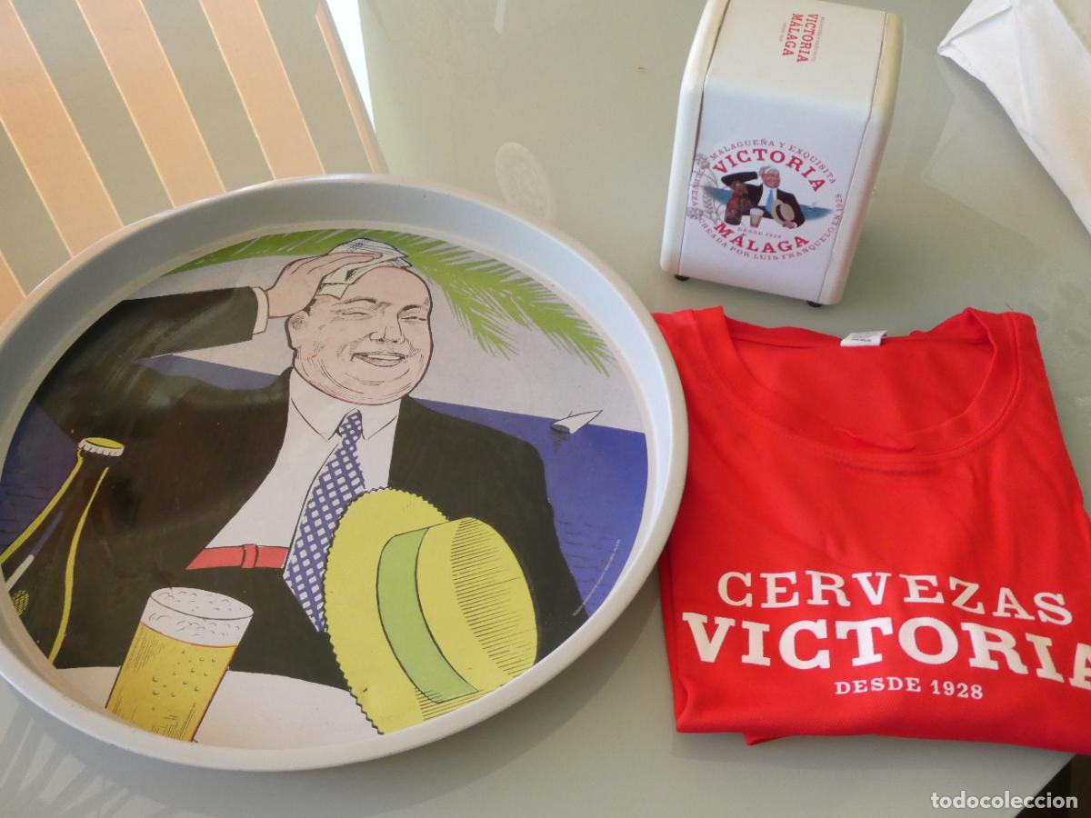 Colecionismo de cervejas: SET CERVEZA VICTORIA M&Aacute;LAGA. BANDEJA CAMARERO + SERVILLERERO + CAMISETA TALLA M. 730GR
