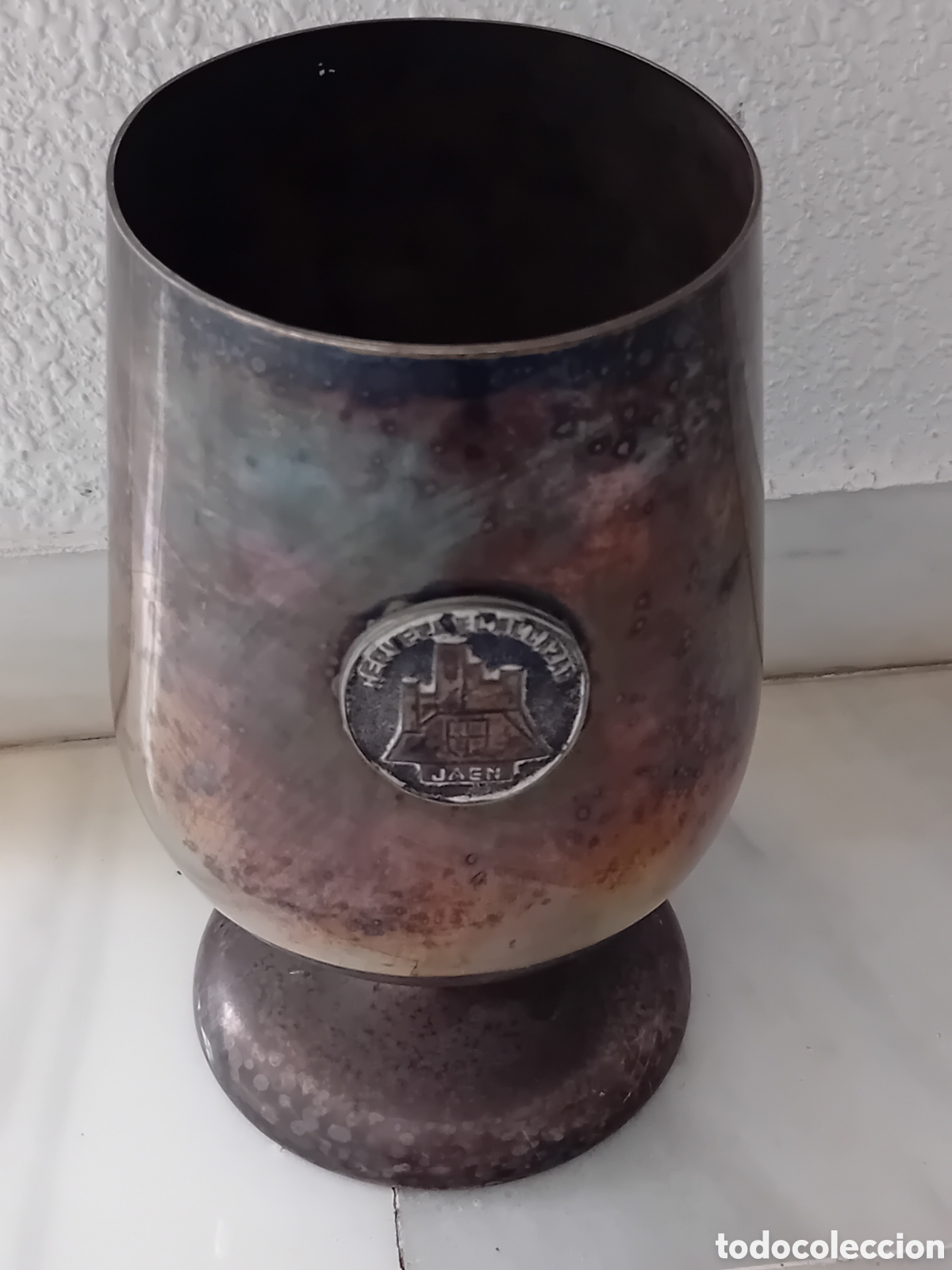Coleccionismo de cervezas: ANTIGUA Y RARA COPA DE CERVEZA EL ALCAZAR DE JAEN. MATERIAL ALPACA. MIDE 23 CM.