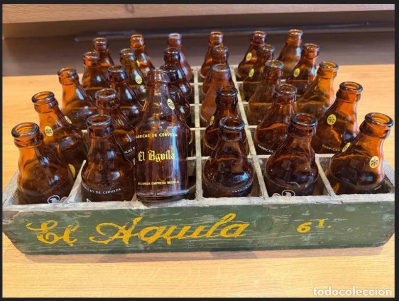 Coleccionismo de cervezas: Caja antigua cerveza El &Aacute;guila con botellas