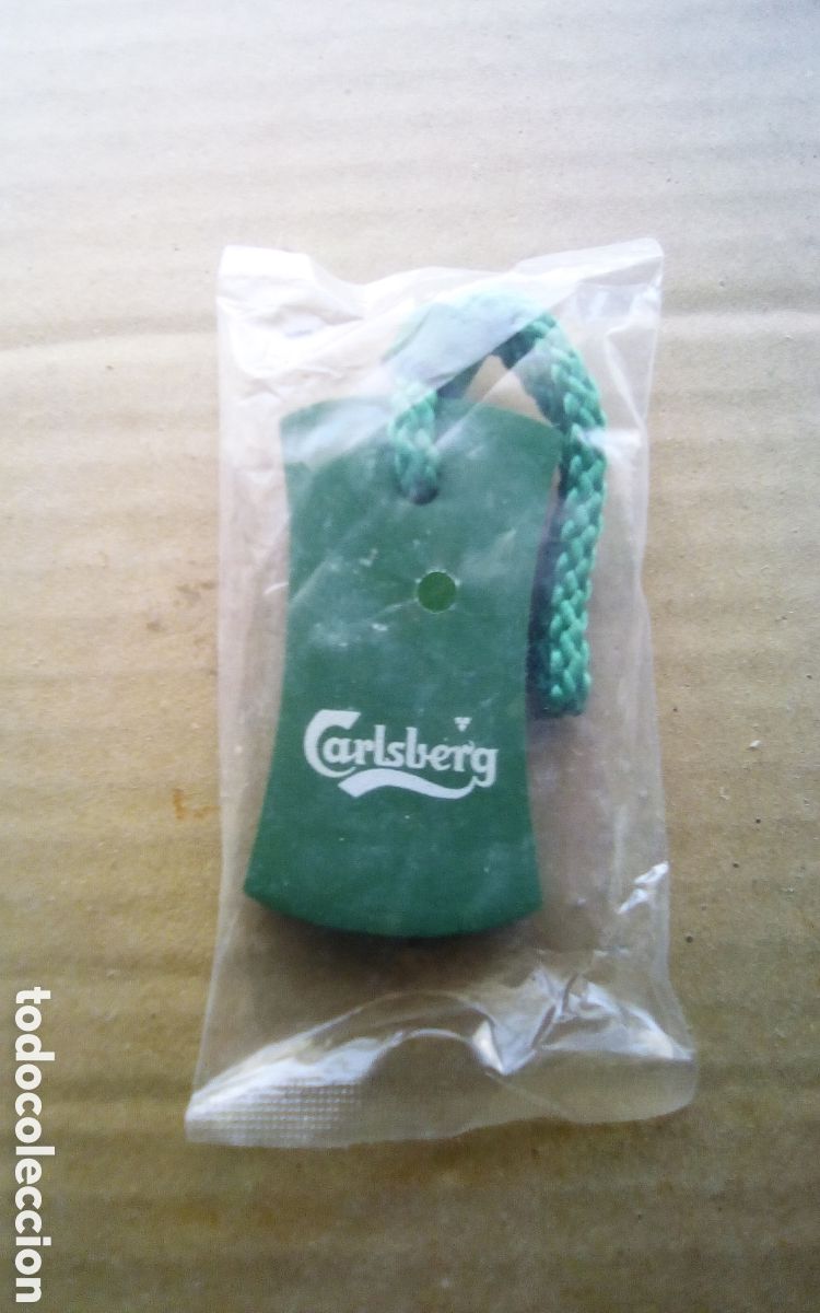 Coleccionismo de cervezas: Cerveza Carlsberg. Llavero colgante promocional. Mide 9 cm., es de goma. Sin usar.