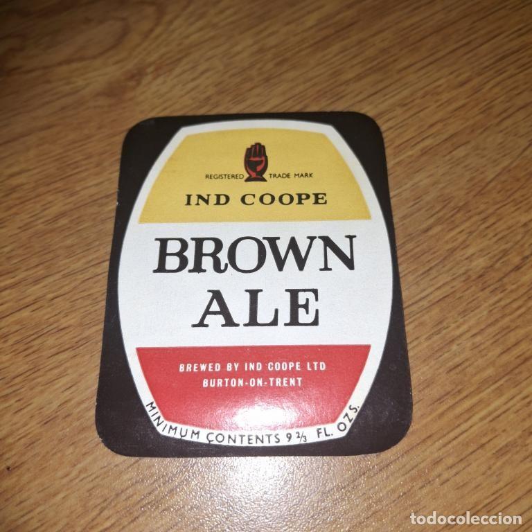 Coleccionismo de cervezas: Antigua etiqueta de cerveza IND COOPE. BROWN ALE 1960-70s Inglaterra, pegamento.