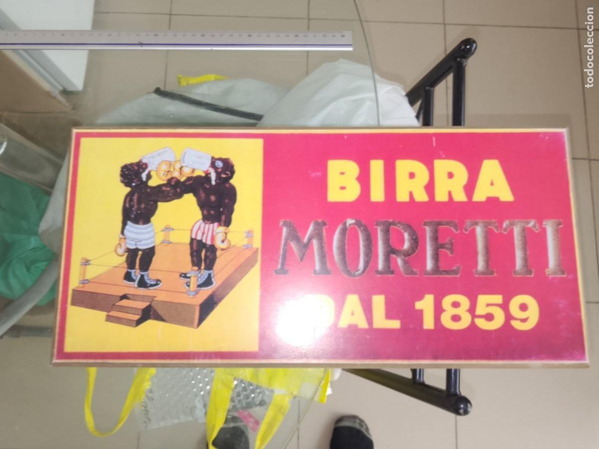 Coleccionismo de cervezas: cartel publicitario vintage de la marca de cerveza italiana Birra Moretti.