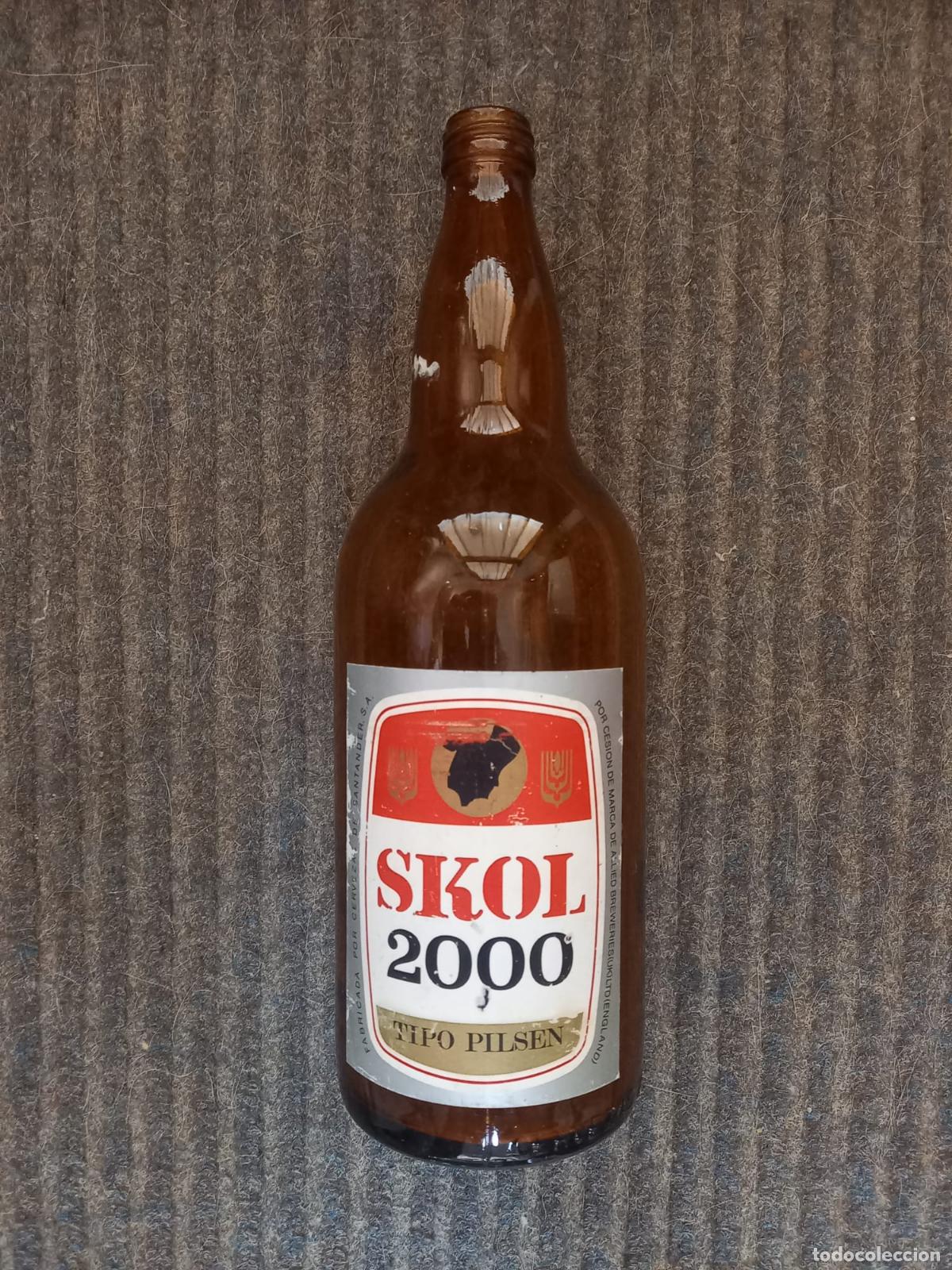 Coleccionismo de cervezas: Botella cerveza *SKOL 2000* TIPO PILSEN, 1 LT. GRABADO EN RELIEVE *CERVEZAS DE SANTANDER S.A.* ETIQ.