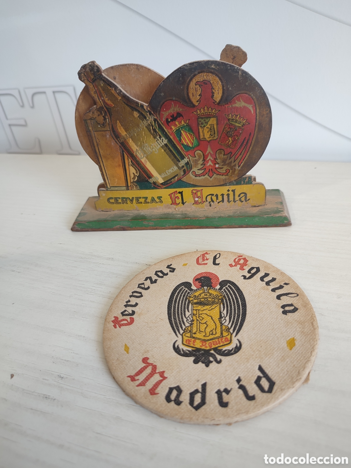 Coleccionismo de cervezas: Lote servilletero y posavasos cervezas el &Aacute;guila antiguos