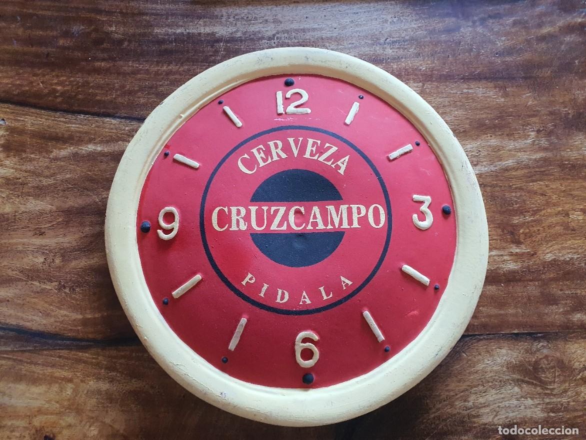 Coleccionismo de cervezas: Antiguo Plaf&oacute;n Publicitario Cruzcampo de Fibra de Vidrio - A&ntilde;os 60/70 - Decoraci&oacute;n Bar / Vintage