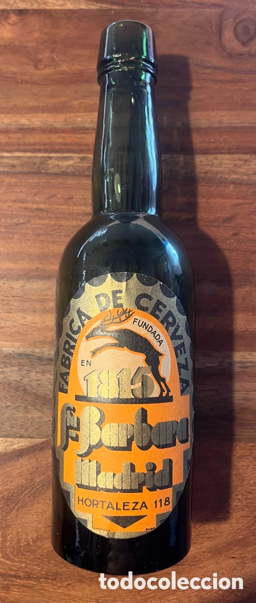 Coleccionismo de cervezas: Muy antigua botella cerveza Santa Barbara de Madrid etiqueta papel litografiada y cristal verde