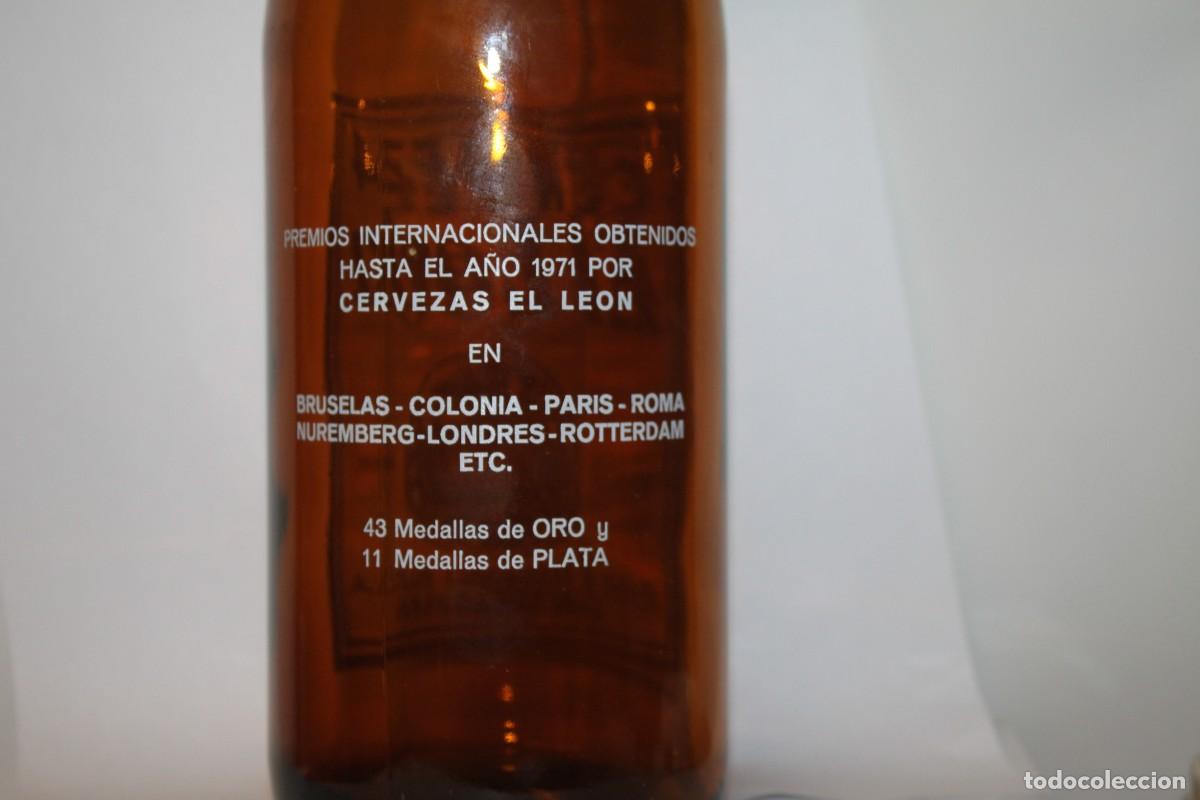Coleccionismo de cervezas: ANTIGUA BOTELLA CERVEZAS EL LEON, LITRO - Foto 2