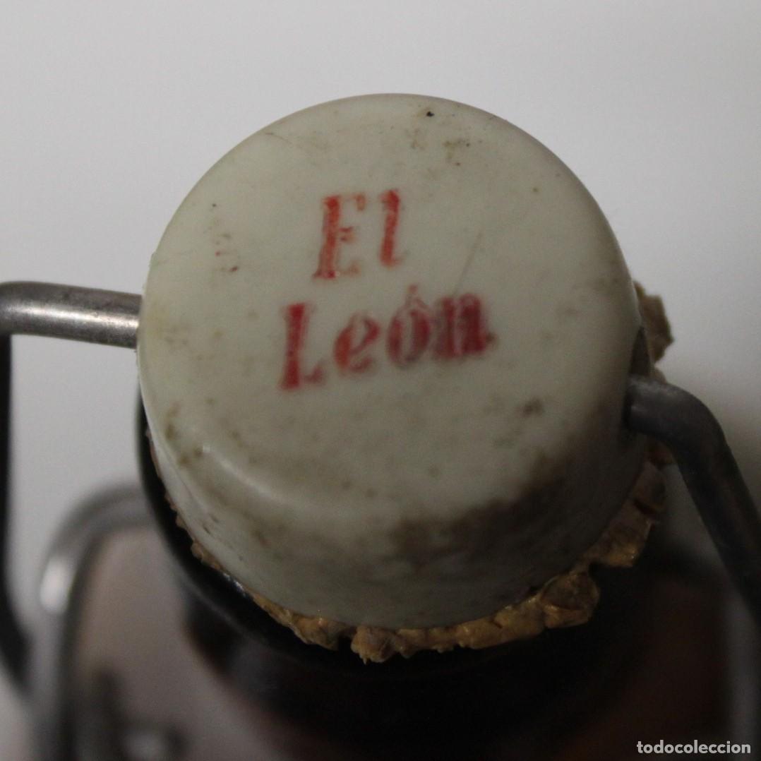 Coleccionismo de cervezas: ANTIGUA BOTELLA CERVEZAS EL LEON, LITRO - Foto 3