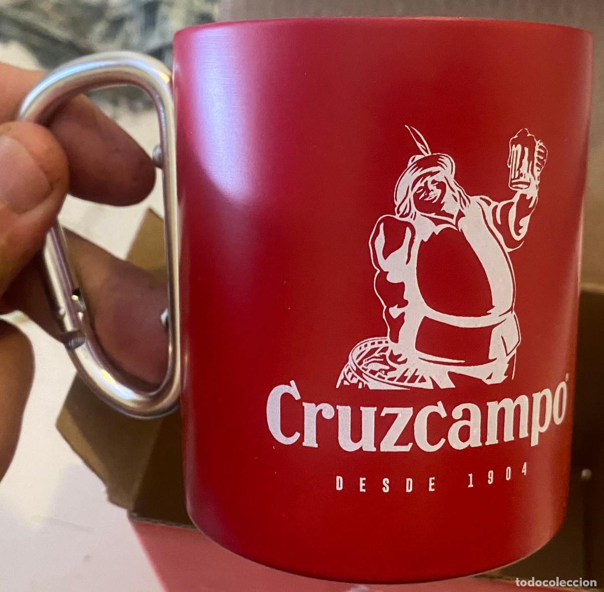 Coleccionismo de cervezas: Jarra de cervezas Cruzcampo. Modelo Romer&iacute;a. Met&aacute;lica con asa de mosquet&oacute;n. Nueva en su caja.