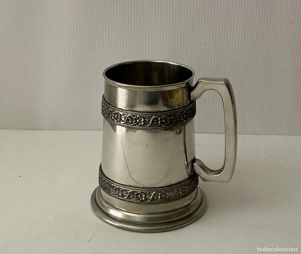 Coleccionismo de cervezas: Jarra de cerveza de peltre vintage con decoraci&oacute;n floral en relieve estilo victoriano 11 cm