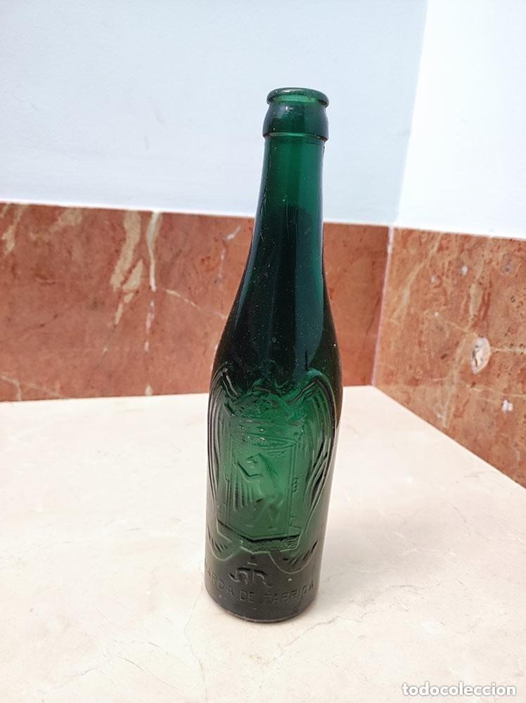 Coleccionismo de cervezas: Rara botella botellin Cerveza Aguila relieve antigua 24 cm