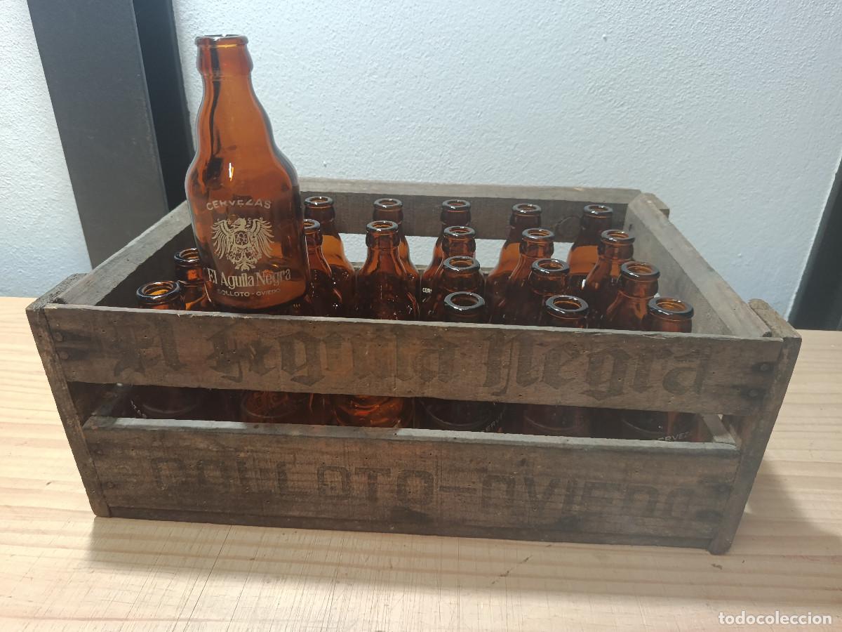 Coleccionismo de cervezas: CAJA MADERA CERVEZA EL AGUILA NEGRA COMPLETA CON 24 BOTELLAS DE 200CL. COLLOTO ASTURIAS.