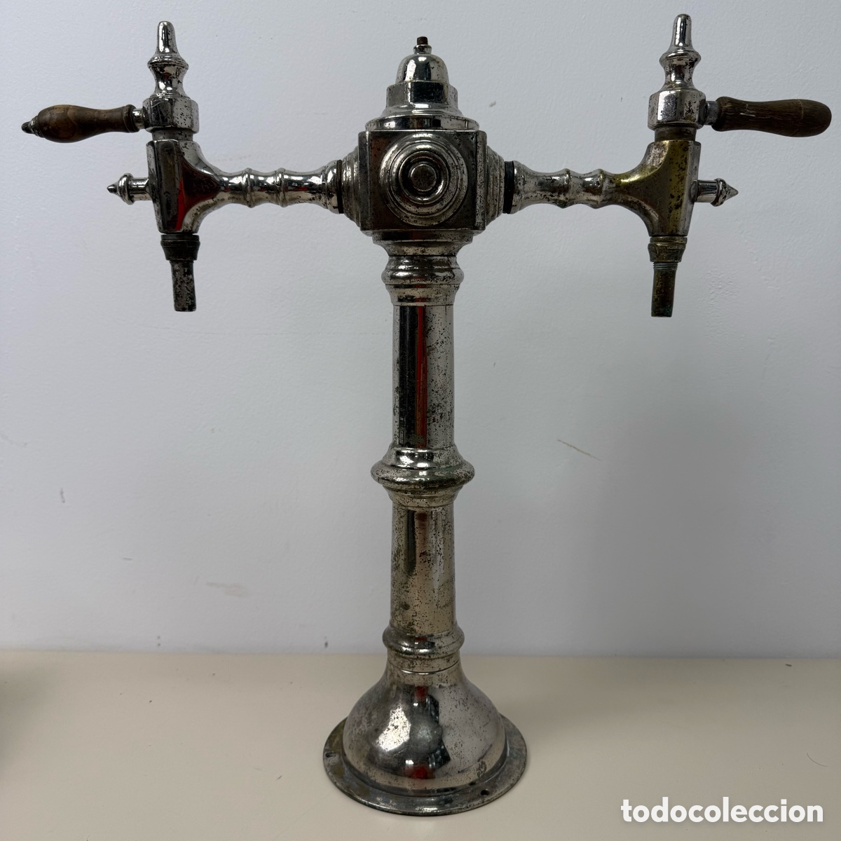 Coleccionismo de cervezas: Columna grifo de cerveza a&ntilde;os 30. Con 2 tiradores. 48x50 cms aprox