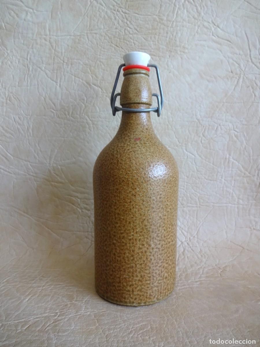 Collectionnisme de bi&egrave;res: antigua botella de cerveza de ceramica con inciales MKM
