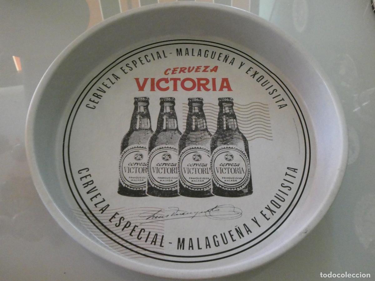 Coleccionismo de cervezas: BANDEJA DE CAMARERO METAL DE CERVEZA CERVEZAS VICTORIA MALAGA. 35CM 270GR