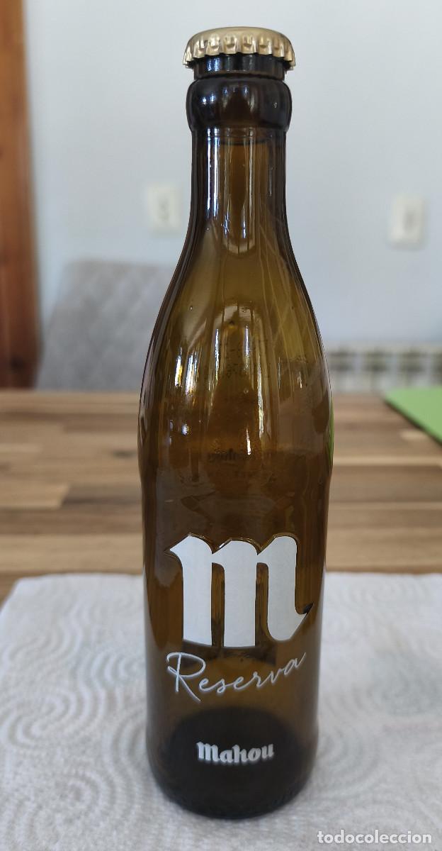 Coleccionismo de cervezas: BOTELLA VAC&Iacute;A CON ETIQUETAS y CHAPA TAPON CORONA CERVEZA - MAHOU RESERVA