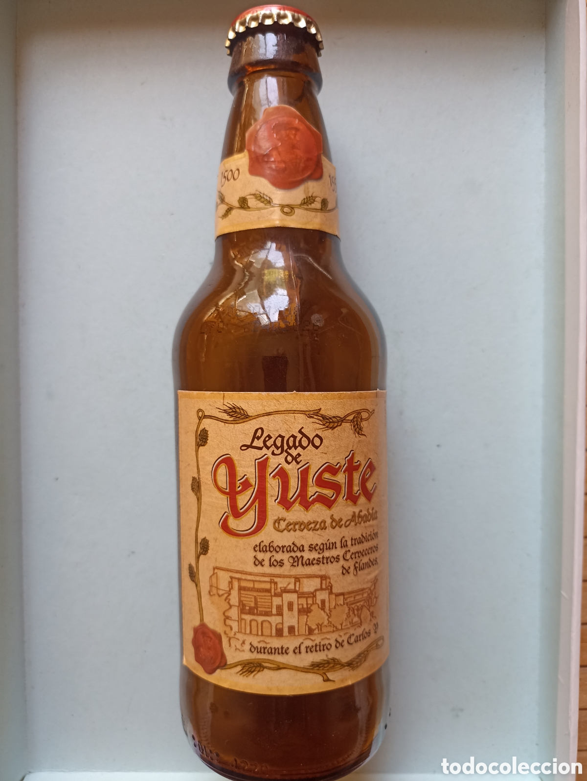 Coleccionismo de cervezas: Botella cerveza Legado de Yuste vac&iacute;a con chapa 330 ml