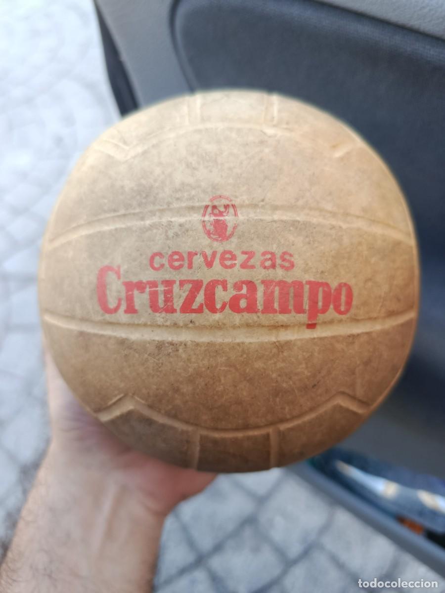Coleccionismo de cervezas: Pelota antigua cervezas Cruzcampo,rara.