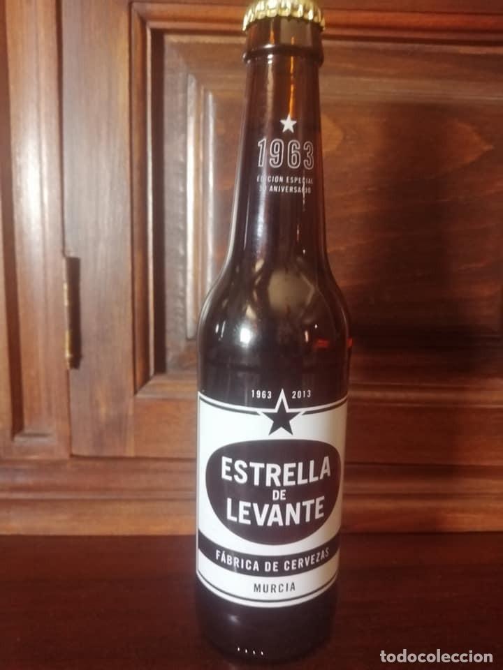 Coleccionismo de cervezas: Botella cerveza Estrella Levante 50 aniversario. Murcia 1963-2013. Llena, sin abrir