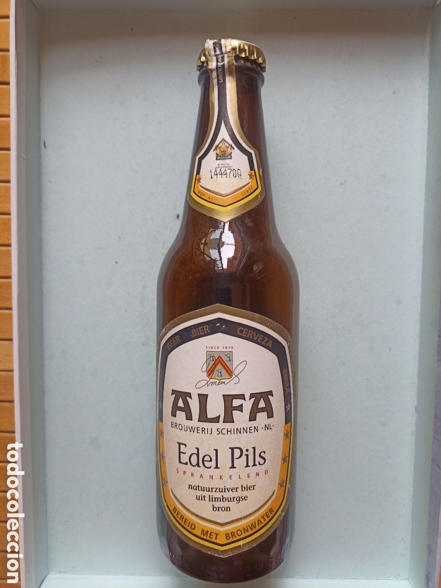 Coleccionismo de cervezas: Botella cerveza Alfa Edel Pils vac&iacute;a con chapa 300 ml