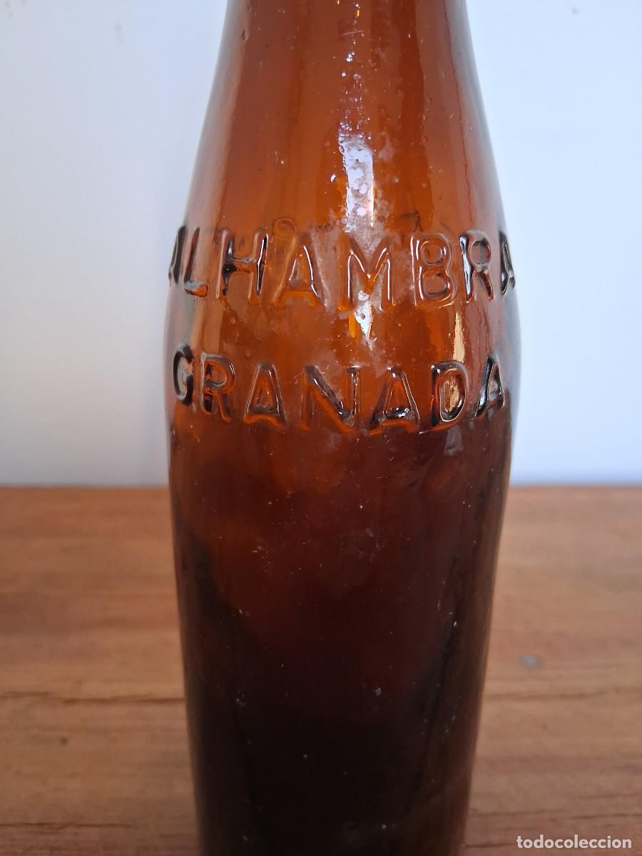 Coleccionismo de cervezas: Botella de cerveza Alhambra Granada relieve color marr&oacute;n ambar oscura