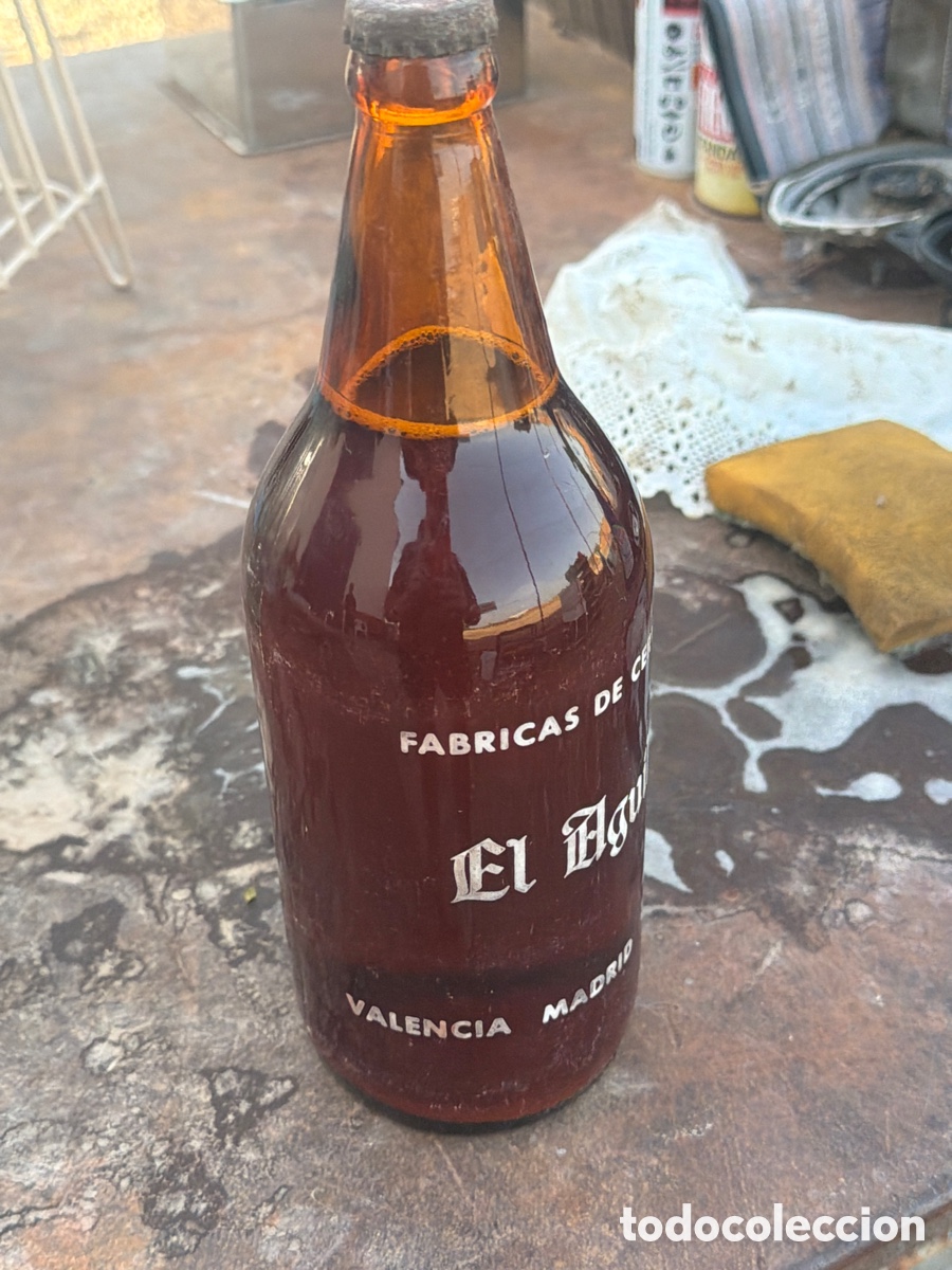 Coleccionismo de cervezas: Botella de cerveza el &aacute;guila con su tapa llena