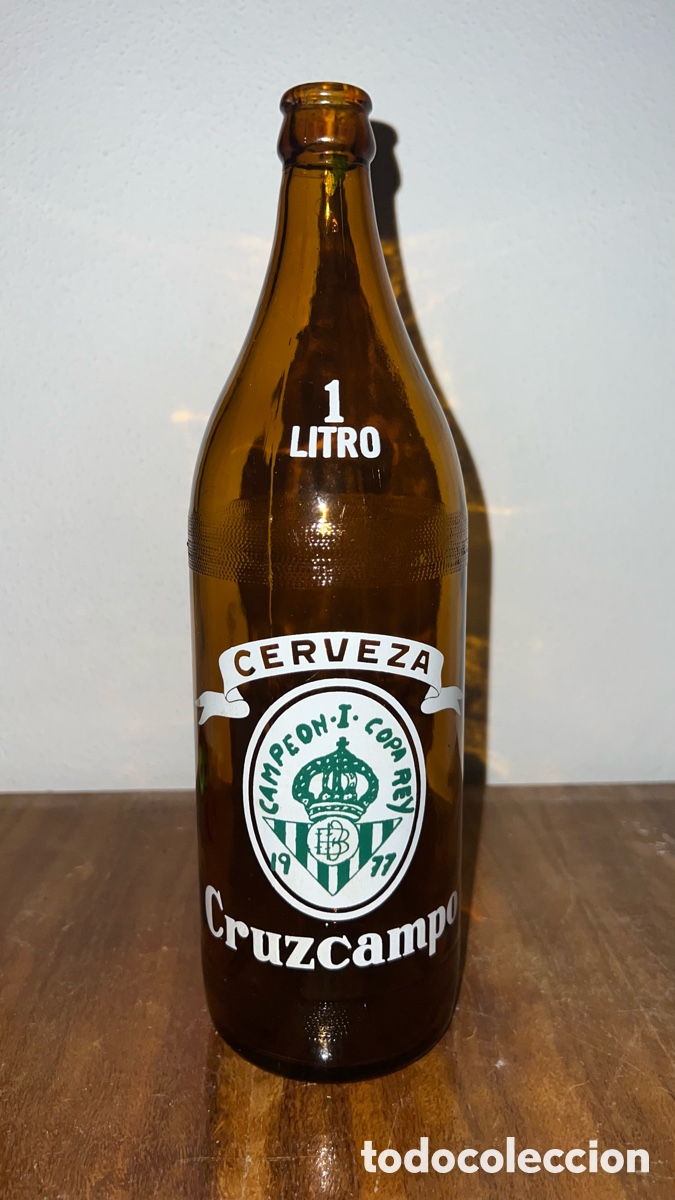 Coleccionismo de cervezas: Antigua Botella de cerveza Cruzcampo Betis Campeon Copa Del Rey 1977