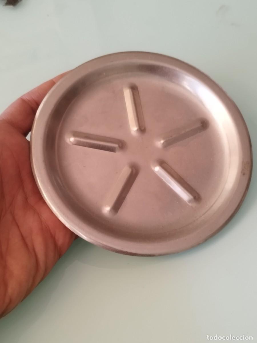 Coleccionismo de cervezas: Platillo o posavasos redondo de metal plateado o aluminio