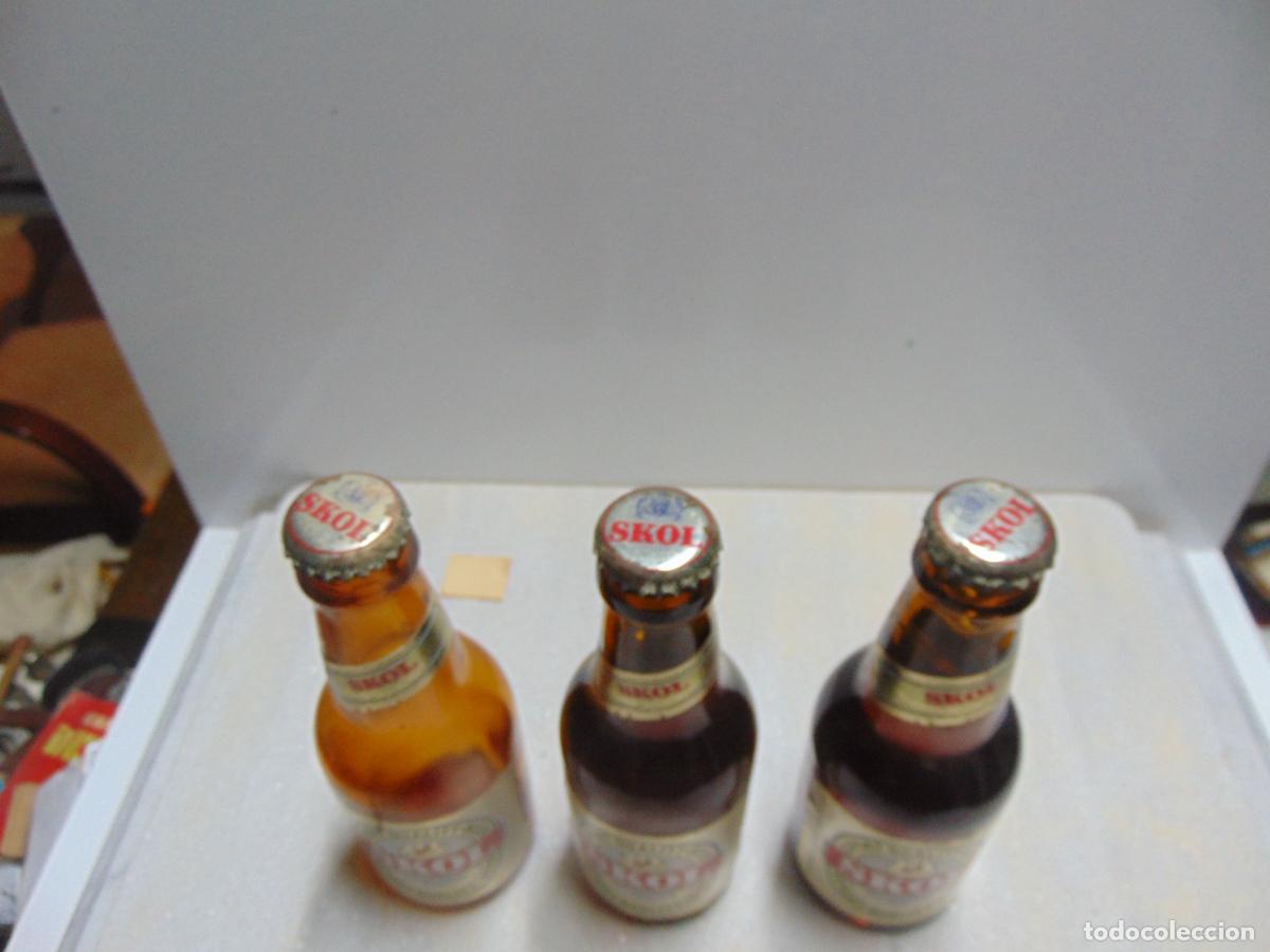 Coleccionismo de cervezas: LOTE DE TRES BOTELLAS DE CERVEZA SKOL CON SU TAPON CORONA