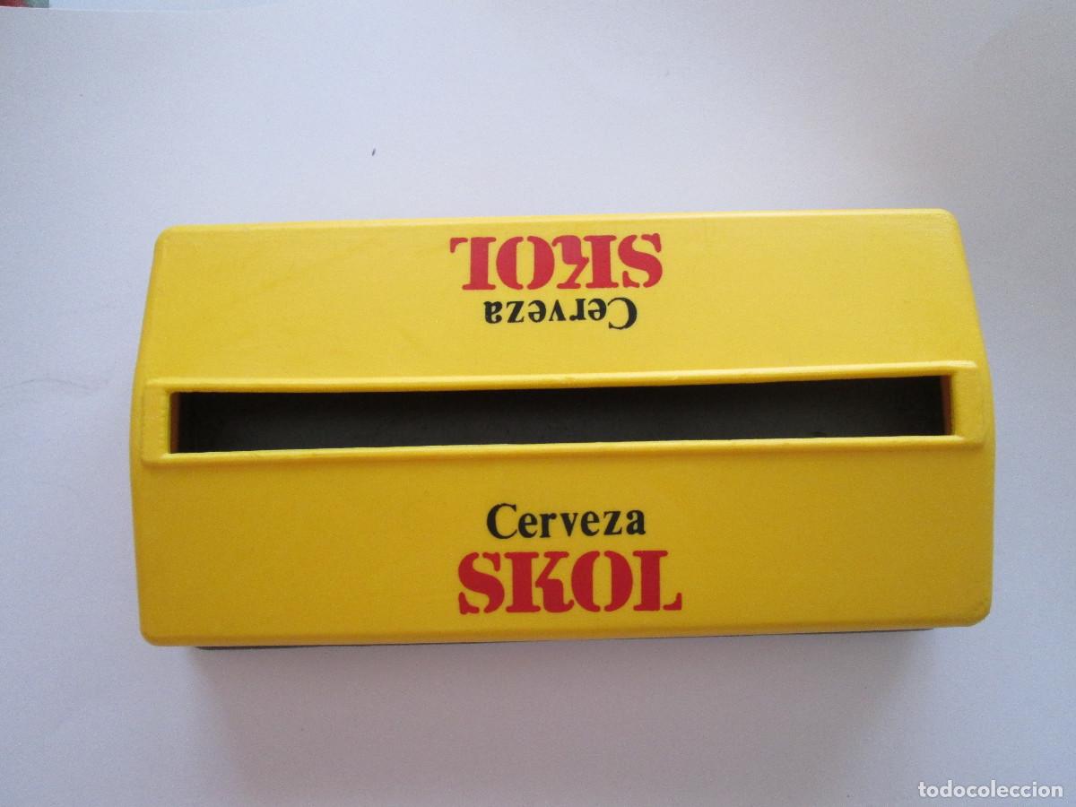 Coleccionismo de cervezas: SERVILLETERO DE BAR - CERVEZA SKOL - ESQUINA INFERIOR ROTA