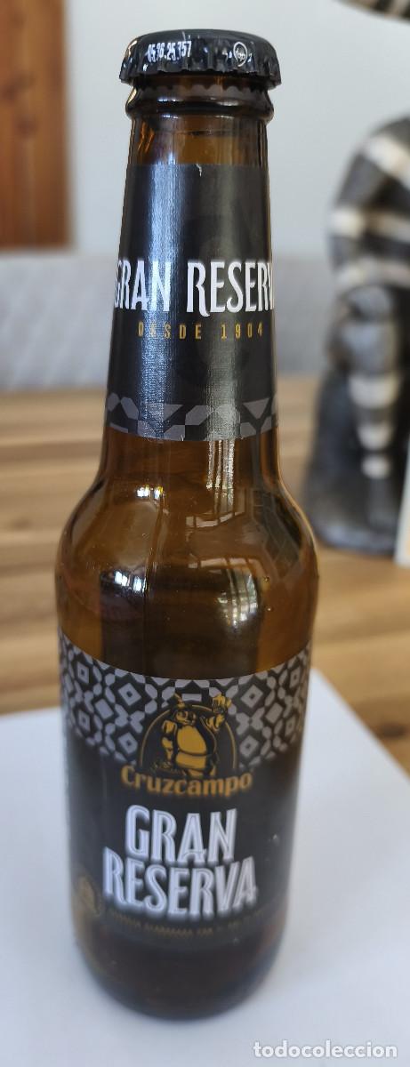 Coleccionismo de cervezas: BOTELLA VAC&Iacute;A CON ETIQUETAS y CHAPA TAPON CORONA CERVEZA - CRUZCAMPO GRAN RESERVA