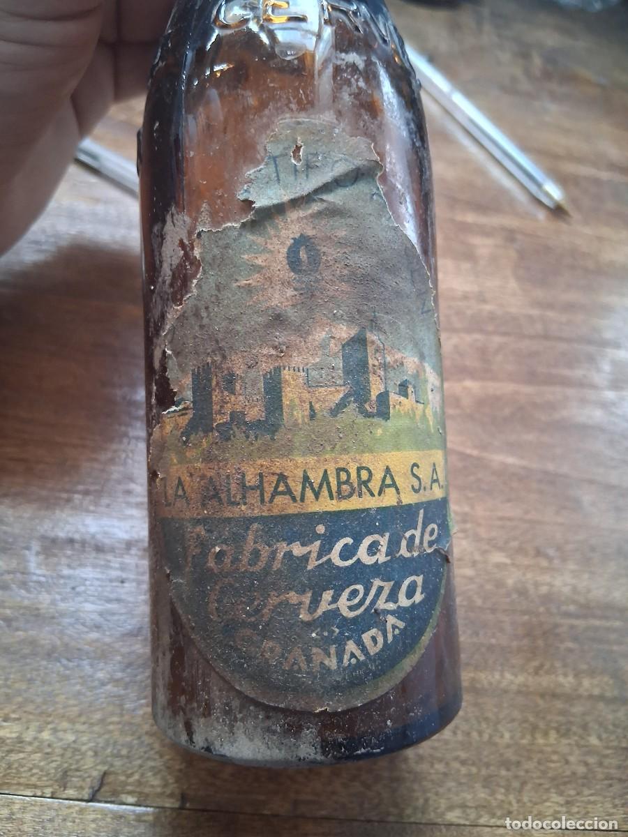 Coleccionismo de cervezas: Botella de cerveza Alhambra ambar marron con etiqueta