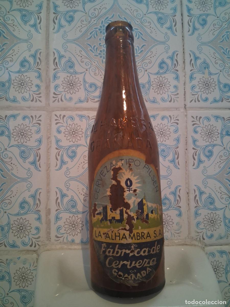 Coleccionismo de cervezas: Botella de cerveza Alhambra ambar marron con etiqueta tercio Granada