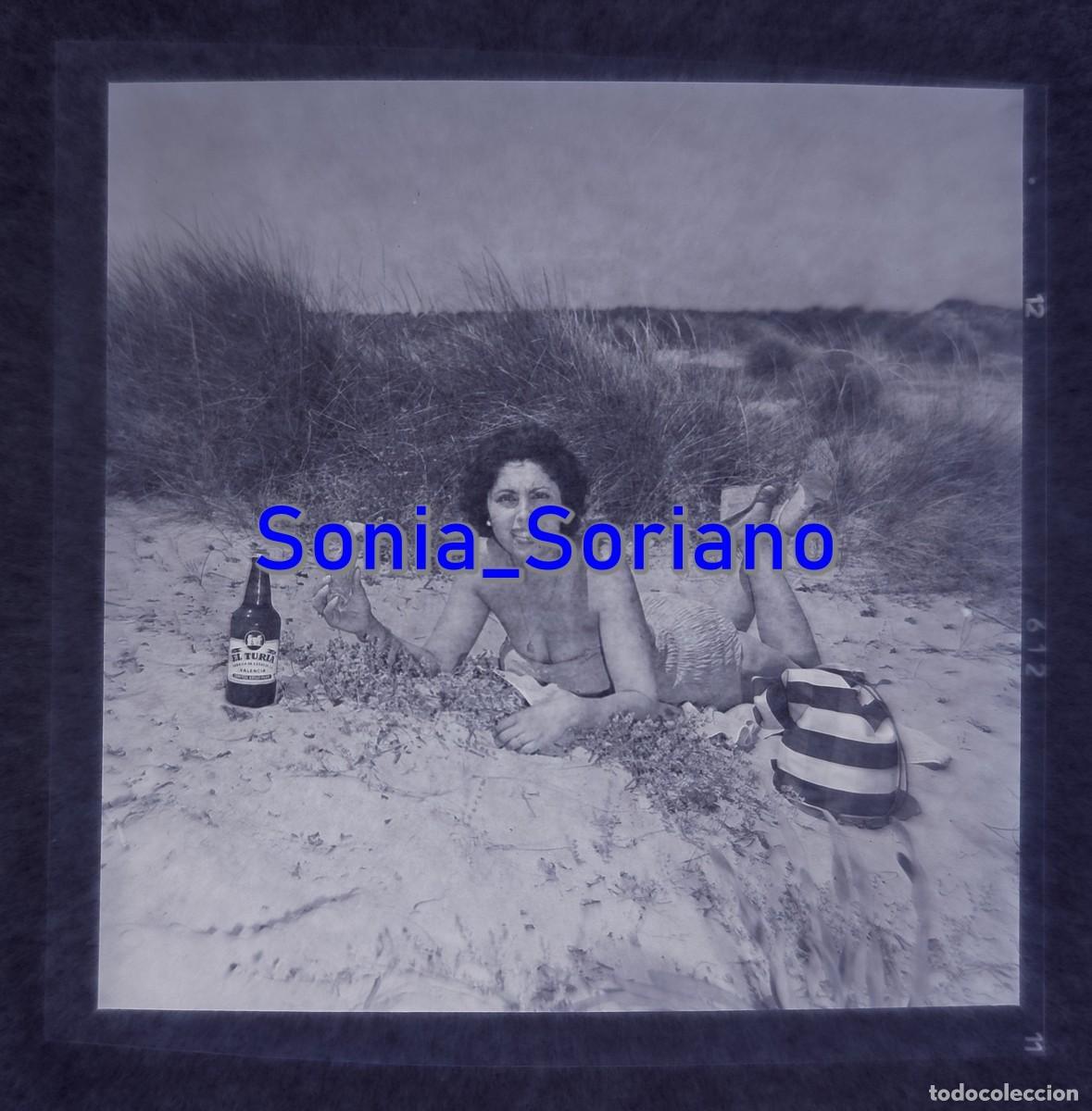 Coleccionismo de cervezas: ANUNCIO CERVEZA EL TURIA, VALENCIA. CHICA EN LA PLAYA - FOTOGRAFIA NEGATIVO CELULOIDE - A&Ntilde;OS 60