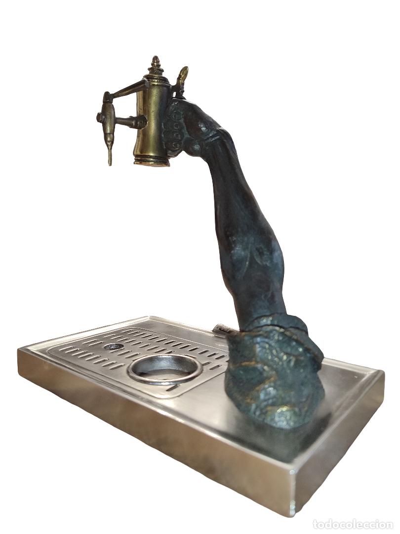 Coleccionismo de cervezas: LORENZO QUINN. BRINDEMOS POR LA AMISTAD, CERVEZA SAN MIGUEL. ESCULTURA BRONCE 1999. 20x12x23 cm.