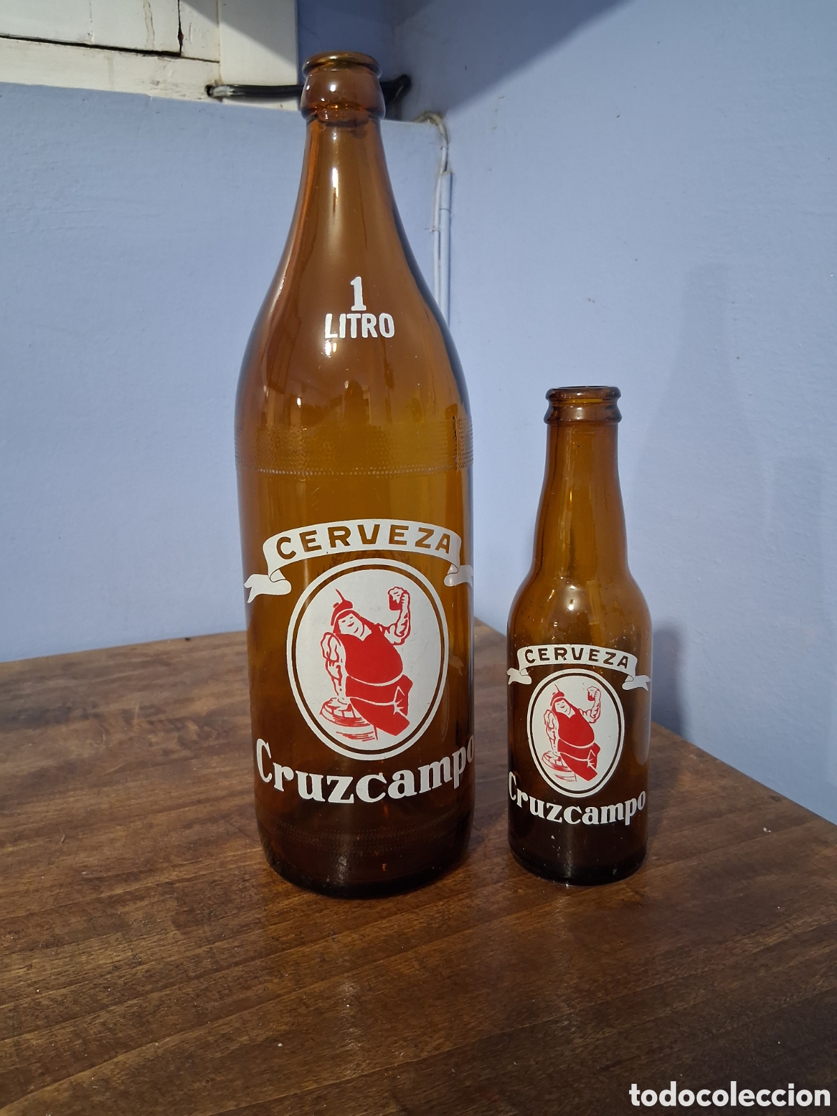 Coleccionismo de cervezas: Lote de 2 botellas serigrafiadas de cerveza cruzcampo, cervezas la cruz del campo.