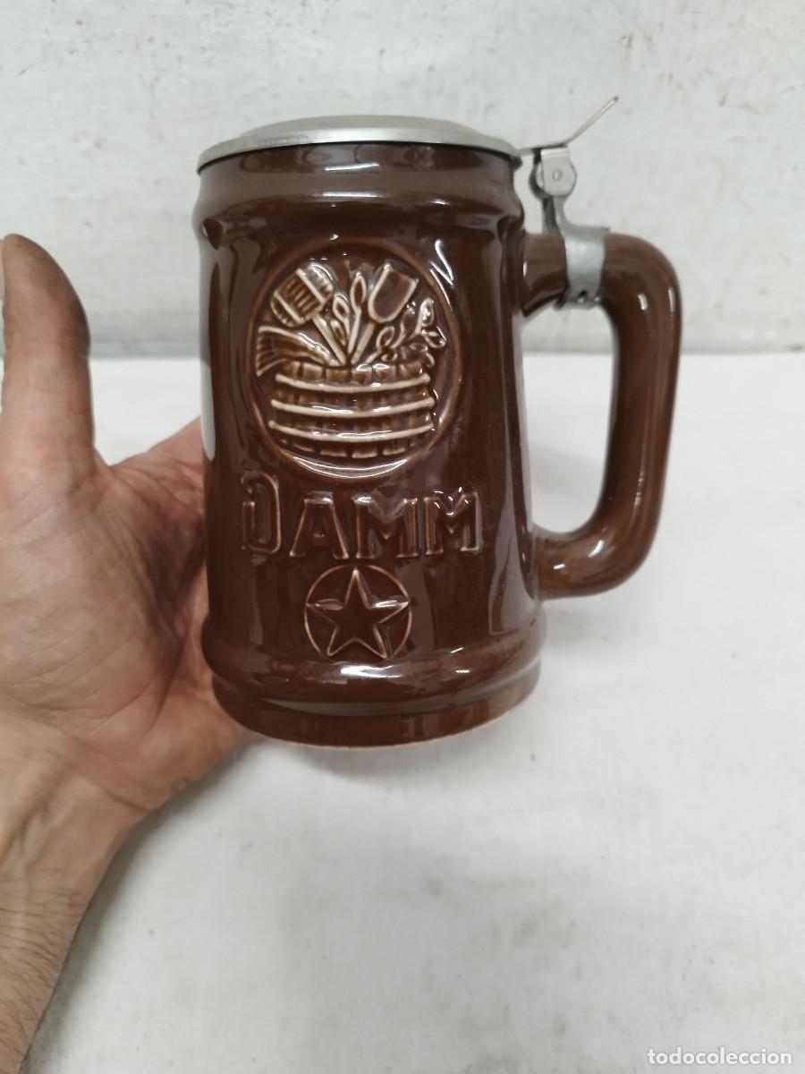 Coleccionismo de cervezas: Antigua Jarra de Cerveza Damm de Cer&aacute;mica con Tapa Met&aacute;lica - Vintage A&ntilde;os 50/70. Barcelona Montgat