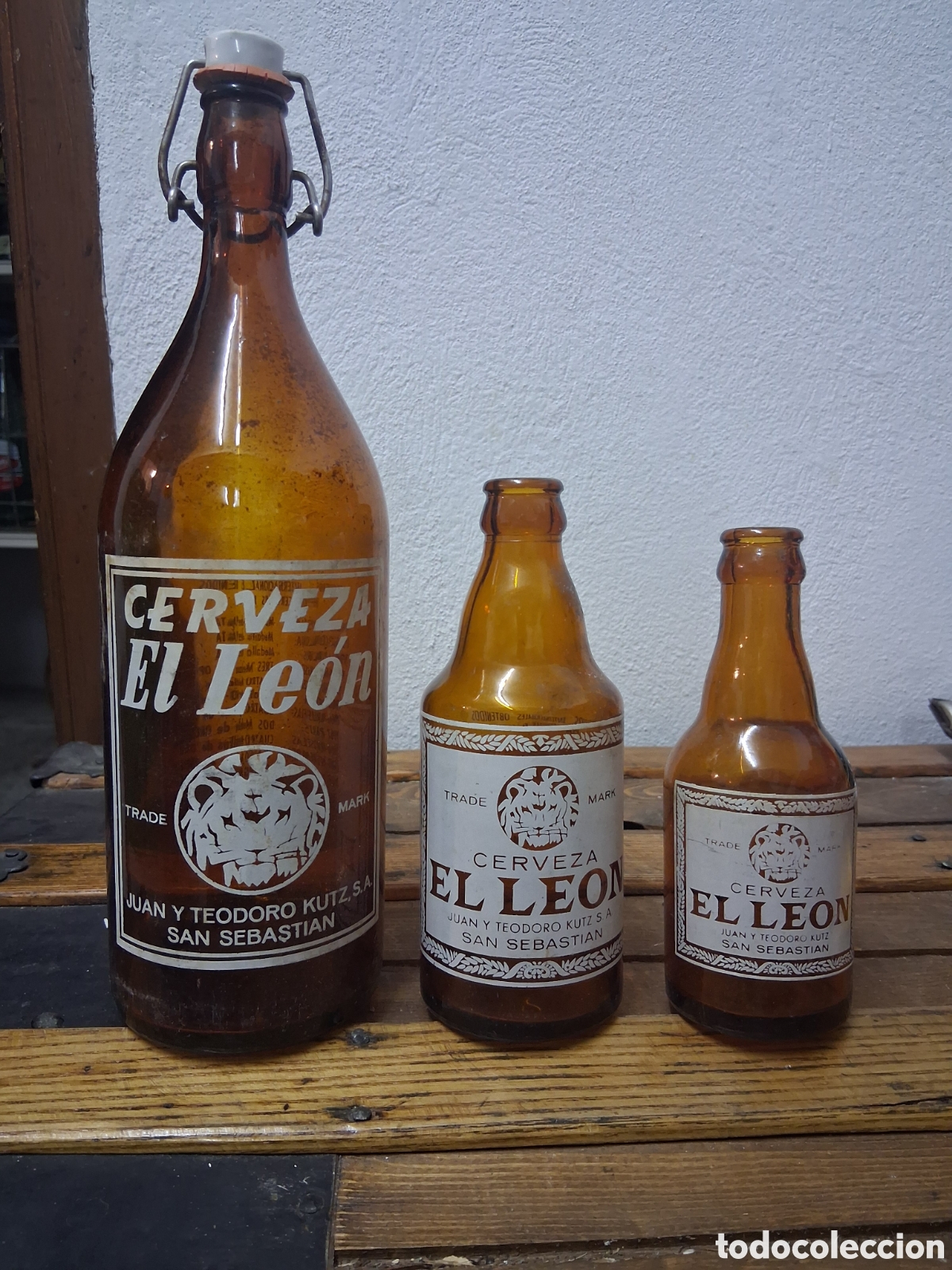 Coleccionismo de cervezas: 3 Antiguas botellas de cerveza EL LEON juan y Teodoro kutz San Sebasti&aacute;n quinto tercio y litro