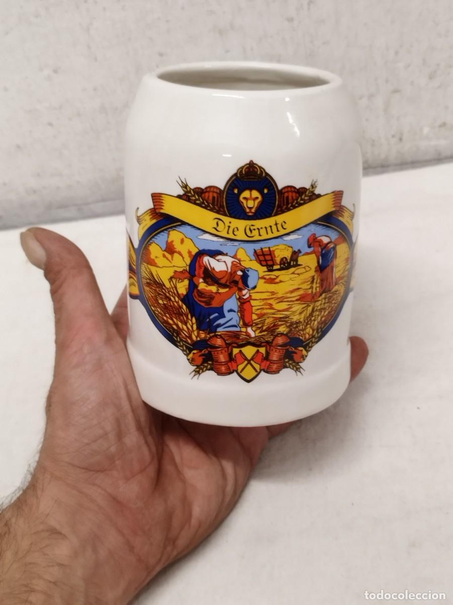 Coleccionismo de cervezas: Antigua jarra de cerveza de porcelana. Con motivos de cosecha en diferentes idiomas.