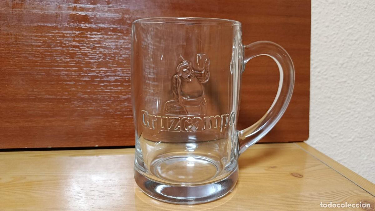 Coleccionismo de cervezas: Jarra de cerveza Cruzcampo cristal con Gambrinus en relieve 14 cm