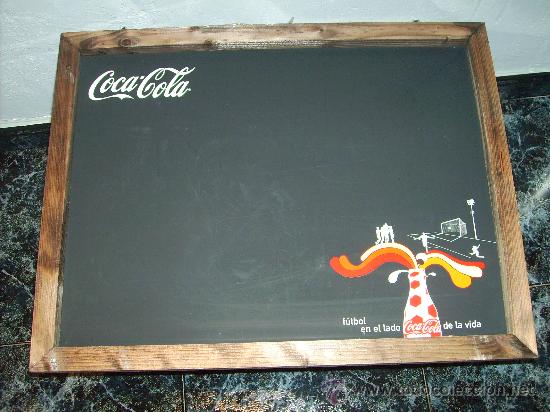 Collezionismo di Coca-Cola e Pepsi: PIZARRA: F&Uacute;TBOL EN EL LADO COCA-COLA DE LA VIDA (63 x 49 cm.)